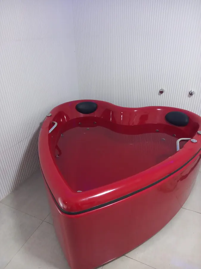 Banheira de hidromassagem vermelha em formato de coração